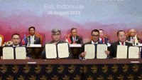 DIREKTUR Utama PLN Darmawan Prasodjo (dua kanan) menunjukkan penandatanganan MoU yang dilakukanya bersama dua perusahaan listrik asal Malaysia, Sabah Electricity Sdn Bhd (SESB) dan Tenaga Nasional Berhad (TNB) untuk mengembangkan sistem interkoneksi antar negara. Foto: ist DIREKTUR Utama PLN Darmawan Prasodjo (dua kanan) menunjukkan penandatanganan MoU yang dilakukanya bersama dua perusahaan listrik asal Malaysia, Sabah Electricity Sdn Bhd (SESB) dan Tenaga Nasional Berhad (TNB) untuk mengembangkan sistem interkoneksi antar negara. Foto: ist