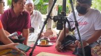 PENYULUH Bahasa Bali merawat dan mengidentifikasi lontar milik warga di Tojan, Pering, Blahbatuh, Gianyar. Foto: ist PENYULUH Bahasa Bali merawat dan mengidentifikasi lontar milik warga di Tojan, Pering, Blahbatuh, Gianyar. Foto: ist