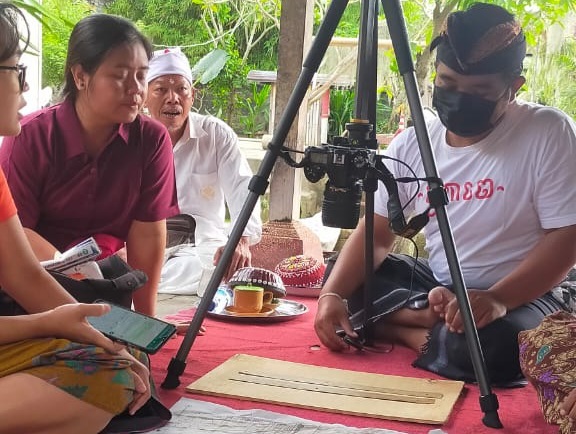 PENYULUH Bahasa Bali merawat dan mengidentifikasi lontar milik warga di Tojan, Pering, Blahbatuh, Gianyar. Foto: ist