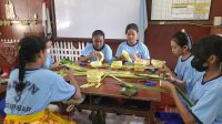 SISWA SMPN 3 Denpasar mengikuti pasraman kilat di sekolah, Senin (7/8/2023). Foto: ist SISWA SMPN 3 Denpasar mengikuti pasraman kilat di sekolah, Senin (7/8/2023). Foto: ist
