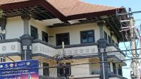 KONDISI gedung unit 11 Civic Centre Kabupaten Karangasem terlihat lusuh dan berdebu. Hampir seluruh bagian plafon gedung terlihat rontok, hanya menyisakan rangka besinya saja dan kini banyak dihuni kelelawar. Foto: nad KONDISI gedung unit 11 Civic Centre Kabupaten Karangasem terlihat lusuh dan berdebu. Hampir seluruh bagian plafon gedung terlihat rontok, hanya menyisakan rangka besinya saja dan kini banyak dihuni kelelawar. Foto: nad