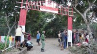 SUASANA warga yang sedang bergotong royong membuat gapura HUT RI di lingkungan mereka. Foto: ist SUASANA warga yang sedang bergotong royong membuat gapura HUT RI di lingkungan mereka. Foto: ist