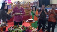 PUNCAK HUT ke-58 SMPN 2 Denpasar, Jumat (25/8/2023) ditandatangani dengan pemotongan tumpeng oleh Kepala SMPN 2 Denpasar, Gusti Agung Ayu Made Seniwati, lanjut diserahkan kepada Kadisdikpora Kota Denpasar, AA Gede Wiratama. Foto: tra PUNCAK HUT ke-58 SMPN 2 Denpasar, Jumat (25/8/2023) ditandatangani dengan pemotongan tumpeng oleh Kepala SMPN 2 Denpasar, Gusti Agung Ayu Made Seniwati, lanjut diserahkan kepada Kadisdikpora Kota Denpasar, AA Gede Wiratama. Foto: tra