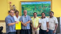 IB Pada Kesuma (tiga kiri) didampingi Wayan Suyasa (tiga kanan) diterima Sugawa Korry di DPD Partai Golkar Bali, Rabu (30/8/2023). Kesuma balik ke Golkar setelah sempat pindah partai ke PDIP. Foto: ist IB Pada Kesuma (tiga kiri) didampingi Wayan Suyasa (tiga kanan) diterima Sugawa Korry di DPD Partai Golkar Bali, Rabu (30/8/2023). Kesuma balik ke Golkar setelah sempat pindah partai ke PDIP. Foto: ist