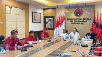 IGN Jaya Negara (duduk di tengah) memimpin pertemuan untuk penyampaian aspirasi oleh perwakilan massa loyalis Mulyadi. Foto: hen IGN Jaya Negara (duduk di tengah) memimpin pertemuan untuk penyampaian aspirasi oleh perwakilan massa loyalis Mulyadi. Foto: hen