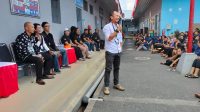 JOHN Darmawan (berdiri) berkelakar dengan warga binaan Lapas Perempuan Kerobokan saat sosialisasi Pemilu 2024 bersama KPU Badung dan PPK Kuta Utara. Foto: ist JOHN Darmawan (berdiri) berkelakar dengan warga binaan Lapas Perempuan Kerobokan saat sosialisasi Pemilu 2024 bersama KPU Badung dan PPK Kuta Utara. Foto: ist