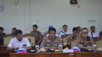 KAPOLDA Bali, Irjen IB Kade Putra Narendra (tengah); didampingi Karo Ops. Kombes Soelistijono (kanan) dan Direktur Reskrimum, Kombes Yanri Paran Simarmata (kiri) saat rapat kerja dengan DPRD Bali, Senin (7/8/2023). Foto: hen KAPOLDA Bali, Irjen IB Kade Putra Narendra (tengah); didampingi Karo Ops. Kombes Soelistijono (kanan) dan Direktur Reskrimum, Kombes Yanri Paran Simarmata (kiri) saat rapat kerja dengan DPRD Bali, Senin (7/8/2023). Foto: hen