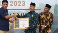 KEPALA KPPN Mataram, Eko Wahyu Budi Utomo (kiri) saat menyerahkan penghargaan pada Unram yang diterima oleh Kepala Biro Umum dan Keuangan Unram, H. Aman, atas katagori terbaik II dalam Laporan Keuangan Tingkat Unit Akuntansi Kuasa Pengguna Anggaran (UAKPA) kategori Satuan Kerja BLU, Rabu (23/8/2023). Foto: ist KEPALA KPPN Mataram, Eko Wahyu Budi Utomo (kiri) saat menyerahkan penghargaan pada Unram yang diterima oleh Kepala Biro Umum dan Keuangan Unram, H. Aman, atas katagori terbaik II dalam Laporan Keuangan Tingkat Unit Akuntansi Kuasa Pengguna Anggaran (UAKPA) kategori Satuan Kerja BLU, Rabu (23/8/2023). Foto: ist