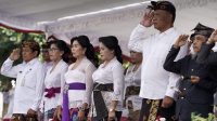 KETUA DPRD Klungkung, AA Gde Anom, menghadiri upacara Peringatan Hari Jadi Provinsi Bali ke-65 di Alun - Alun Ida Dewa Agung Jambe, Senin (14/8/2023). Foto: ist KETUA DPRD Klungkung, AA Gde Anom, menghadiri upacara Peringatan Hari Jadi Provinsi Bali ke-65 di Alun - Alun Ida Dewa Agung Jambe, Senin (14/8/2023). Foto: ist