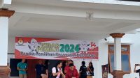KOMISIONER KPU Badung, Nesia Gandi (memberi sovenir) kepada OSIS SMAN 2 Kuta Utara yang berpartisipasi dalam sosialisasi Pemilu 2024, Selasa (15/8/2023). Foto: ist KOMISIONER KPU Badung, Nesia Gandi (memberi sovenir) kepada OSIS SMAN 2 Kuta Utara yang berpartisipasi dalam sosialisasi Pemilu 2024, Selasa (15/8/2023). Foto: ist