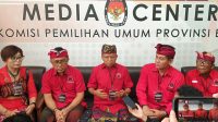 KOSTER (tengah) saat mendaftarkan bacaleg PDIP untuk DPRD Bali ke KPU Bali pada 11 Mei 2023. Foto: ist KOSTER (tengah) saat mendaftarkan bacaleg PDIP untuk DPRD Bali ke KPU Bali pada 11 Mei 2023. Foto: ist