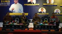 Plt Deputi Bidang Koordinasi Ekonomi Makro dan Keuangan, Kemenko Perekonomian, Dr. Ferry Irawan (dua kanan) mewakili Menko Perekonomian, Airlangga Hartarto, membedah buku berjudul “Pembiayaan UMKM” di Universitas Mataram (Unram), Kamis (24/8/2023). Foto: ist Plt Deputi Bidang Koordinasi Ekonomi Makro dan Keuangan, Kemenko Perekonomian, Dr. Ferry Irawan (dua kanan) mewakili Menko Perekonomian, Airlangga Hartarto, membedah buku berjudul “Pembiayaan UMKM” di Universitas Mataram (Unram), Kamis (24/8/2023). Foto: ist
