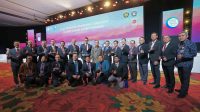 MENTERI ESDM, Arifin Tasrif; bersama Direktur Utama PLN, Darmawan Prasodjo; Direktur Utama PLN Indonesia Power, Edwin Nugraha Putra, dan para pemenang dari PLN Grup pada ASEAN Energy Award 2023 yang merupakan salah satu rangkaian agenda ASEAN Ministers Energy on Meeting (AMEM) ke-41 di Bali. Foto: ist MENTERI ESDM, Arifin Tasrif; bersama Direktur Utama PLN, Darmawan Prasodjo; Direktur Utama PLN Indonesia Power, Edwin Nugraha Putra, dan para pemenang dari PLN Grup pada ASEAN Energy Award 2023 yang merupakan salah satu rangkaian agenda ASEAN Ministers Energy on Meeting (AMEM) ke-41 di Bali. Foto: ist
