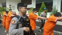 TERSANGKA kasus narkoba saat digiring polisi dalam rilis ke media di Polres Karangasem, Selasa (29/8/2023). Foto: ist TERSANGKA kasus narkoba saat digiring polisi dalam rilis ke media di Polres Karangasem, Selasa (29/8/2023). Foto: ist