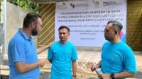MANAGER PT PLN (Persero) UPP Nusra 1, Dedi Kurniawan (kanan) saat berbincang dengan founder Harapan Baru Lombok Indonesia, Nick Rensink. Foto: ist MANAGER PT PLN (Persero) UPP Nusra 1, Dedi Kurniawan (kanan) saat berbincang dengan founder Harapan Baru Lombok Indonesia, Nick Rensink. Foto: ist