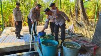 POLSEK Kubu melakukan aksi bakti sosial dengan menyalurkan bantuan air bersih kepada warga di Kecamatan Kubu, Selasa (22/8/2023). Foto: ist POLSEK Kubu melakukan aksi bakti sosial dengan menyalurkan bantuan air bersih kepada warga di Kecamatan Kubu, Selasa (22/8/2023). Foto: ist