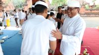 SEKDA Kota Denpasar, Ida Bagus Alit Wiradana, melepas Duta Kota Denpasar dalam Lomba Utsawa Dharma Gita Provinsi Bali pada Kamis (31/8/2023) di Pura Agung Lokanatha Lumintang. Foto: ist SEKDA Kota Denpasar, Ida Bagus Alit Wiradana, melepas Duta Kota Denpasar dalam Lomba Utsawa Dharma Gita Provinsi Bali pada Kamis (31/8/2023) di Pura Agung Lokanatha Lumintang. Foto: ist