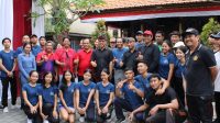WALI Kota Jaya Negara foto bersama sekaa teruna usai membuka Kejuaraan Tenis Meja STDS Cup di Banjar Kebonkuri Mangku, Kesiman, Sabtu (5/8/2023). Foto: ist