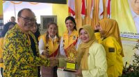 SUGAWA Korry (kiri) menyerahkan cenderamata kepada KPPG Jawa Timur di hadapan Ardaba Kory (tiga kanan). Foto: ist SUGAWA Korry (kiri) menyerahkan cenderamata kepada KPPG Jawa Timur di hadapan Ardaba Kory (tiga kanan). Foto: ist