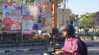 FOTO Sukmawati Soekarnoputri mejeng sebagai bacaleg DPR RI Dapil Bali dengan memakai logo PDIP. Padahal nama adik Ketum PDIP, Megawati Soekarnoputri, ini tidak tercantum dalam Daftar Calon Sementara untuk DPR RI dari PDIP. Foto: hen FOTO Sukmawati Soekarnoputri mejeng sebagai bacaleg DPR RI Dapil Bali dengan memakai logo PDIP. Padahal nama adik Ketum PDIP, Megawati Soekarnoputri, ini tidak tercantum dalam Daftar Calon Sementara untuk DPR RI dari PDIP. Foto: hen