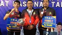 KEPALA SMP PGRI 5 Denpasar, I Made Radita Berata (tengah) diapit oleh I Made Windu Sunyantara (kiri) dan I Gede Suara Sudiksa (kanan) yang berprestasi di Olimpiade Sekolah PGRI ke-1 Tingkat Nasional Tahun 2023. Foto: ist KEPALA SMP PGRI 5 Denpasar, I Made Radita Berata (tengah) diapit oleh I Made Windu Sunyantara (kiri) dan I Gede Suara Sudiksa (kanan) yang berprestasi di Olimpiade Sekolah PGRI ke-1 Tingkat Nasional Tahun 2023. Foto: ist
