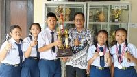 KEPALA SMP PGRI 9 Denpasar, I Komang Wardana, foto bersama siswa peraih juara nasional. Foto: tra KEPALA SMP PGRI 9 Denpasar, I Komang Wardana, foto bersama siswa peraih juara nasional. Foto: tra