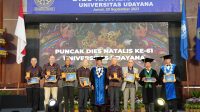 REKTOR Unud, Prof. I Nyoman Gde Antara menyerahkan piagam penghargaan kepada para profesor yang tergabung dalam International Advisory Board (IAB) pada puncak dies natalis ke-61 Universitas Udayana. Foto: rap REKTOR Unud, Prof. I Nyoman Gde Antara menyerahkan piagam penghargaan kepada para profesor yang tergabung dalam International Advisory Board (IAB) pada puncak dies natalis ke-61 Universitas Udayana. Foto: rap