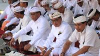 SEKDA Alit Wiradana menghadiri Upacara Mejaya-jaya dan Raksa Rumaksa Kaprajuruan Bendesa Adat Denpasar pada Jumat (29/9/2023) di Pura Desa lan Puseh Desa Adat Denpasar. Foto: ist SEKDA Alit Wiradana menghadiri Upacara Mejaya-jaya dan Raksa Rumaksa Kaprajuruan Bendesa Adat Denpasar pada Jumat (29/9/2023) di Pura Desa lan Puseh Desa Adat Denpasar. Foto: ist