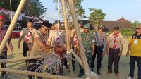 CAMAT Denpasar Utara selaku Ketua Majelis Pembimbing Kwartir Ranting Kecamatan Denpasar Utara, I Wayan Yusswara, saat membuka Jambore Ranting Kwartir Ranting Gerakan Pramuka Denpasar Utara ditandai dengan pemukulan kendi berisi air suci, Jumat (15/9/2023). Foto: tra CAMAT Denpasar Utara selaku Ketua Majelis Pembimbing Kwartir Ranting Kecamatan Denpasar Utara, I Wayan Yusswara, saat membuka Jambore Ranting Kwartir Ranting Gerakan Pramuka Denpasar Utara ditandai dengan pemukulan kendi berisi air suci, Jumat (15/9/2023). Foto: tra
