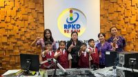 BUNDA Literasi Kota Denpasar, Sagung Antari Jaya Negara, kembali terlibat dalam kegiatan mendongeng bahasa Bali bersama siswa SDN 14 Dangin Puri, yang disiarkan langsung di Radio Publik Kota Denpasar (RPKD), pada Selasa (26/9/2023). Foto: ist BUNDA Literasi Kota Denpasar, Sagung Antari Jaya Negara, kembali terlibat dalam kegiatan mendongeng bahasa Bali bersama siswa SDN 14 Dangin Puri, yang disiarkan langsung di Radio Publik Kota Denpasar (RPKD), pada Selasa (26/9/2023). Foto: ist