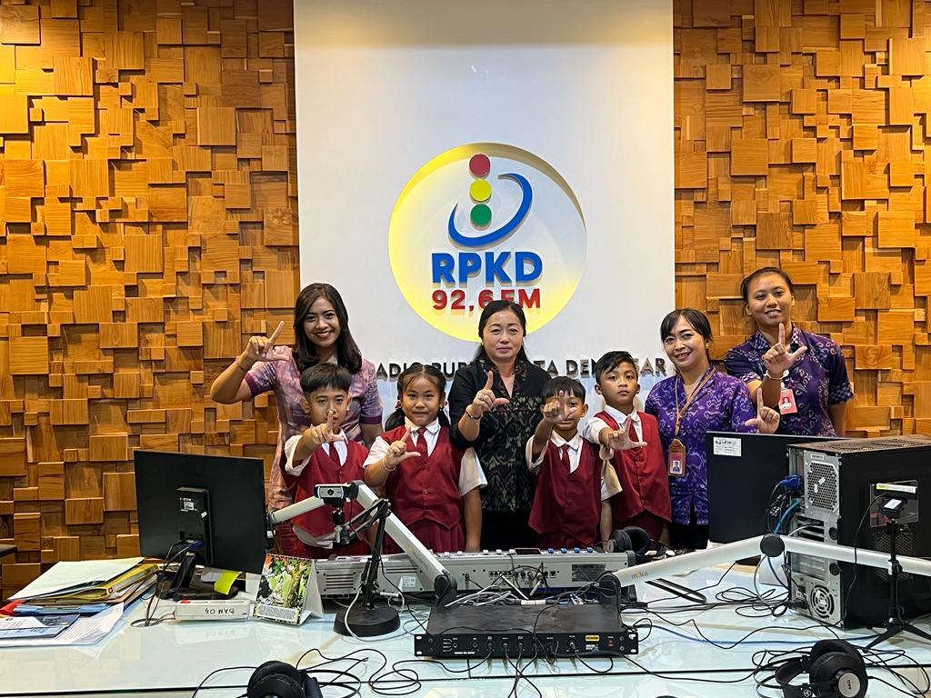 BUNDA Literasi Kota Denpasar, Sagung Antari Jaya Negara, kembali terlibat dalam kegiatan mendongeng bahasa Bali bersama siswa SDN 14 Dangin Puri, yang disiarkan langsung di Radio Publik Kota Denpasar (RPKD), pada Selasa (26/9/2023). Foto: ist