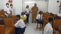 KADISDIKPORA AA Gede Wiratama mengecek kesiapan siswa melaksanakan ANBK di SMP PGRI 5 Denpasar, Senin (18/9/2023). Foto: tra KADISDIKPORA AA Gede Wiratama mengecek kesiapan siswa melaksanakan ANBK di SMP PGRI 5 Denpasar, Senin (18/9/2023). Foto: tra
