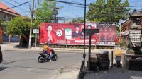 BALIHO berukuran besar memuat wajah dan nama bacaleg PDIP dengan berisi tanda paku menusuk nomor urut 3, terpampang di kawasan Perumnas Monang Maning, Denpasar Barat. Foto: hen BALIHO berukuran besar memuat wajah dan nama bacaleg PDIP dengan berisi tanda paku menusuk nomor urut 3, terpampang di kawasan Perumnas Monang Maning, Denpasar Barat. Foto: hen