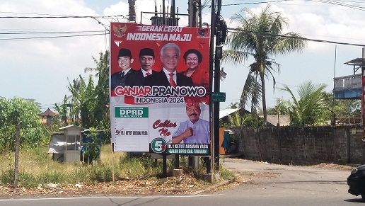 SALAH satu baliho yang mengarah seperti kampanye Pemilu 2024, yang terpampang di pinggir Jalan Bypass Dr. Ir. Soekarno Tabanan. Foto: ist