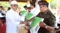 WALI Kota Jaya Negara menyerahkan secara simbolis kartu BPJS Ketenagakerjaan bagi klian adat se-Kota Denpasar di Wantilan Pura Agung Lokanatha, Denpasar, Selasa (26/9/2023). Foto: ist WALI Kota Jaya Negara menyerahkan secara simbolis kartu BPJS Ketenagakerjaan bagi klian adat se-Kota Denpasar di Wantilan Pura Agung Lokanatha, Denpasar, Selasa (26/9/2023). Foto: ist