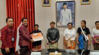 PEMERINTAH pusat dan Pemkab Bangli melalui Dinas Sosial P3A memberi dana santunan bagi korban tanah longsor di Bangli. Bantuan diserahkan Bupati Bangli, Sang Nyoman Sedana Arta; didampingi Kepala Dinas Sosial Pemberdayaan Perempuan dan Perlindungan Anak, I Wayan Jimat, di kantor Bupati Bangli, Selasa (5/9/2023). Foto: ist PEMERINTAH pusat dan Pemkab Bangli melalui Dinas Sosial P3A memberi dana santunan bagi korban tanah longsor di Bangli. Bantuan diserahkan Bupati Bangli, Sang Nyoman Sedana Arta; didampingi Kepala Dinas Sosial Pemberdayaan Perempuan dan Perlindungan Anak, I Wayan Jimat, di kantor Bupati Bangli, Selasa (5/9/2023). Foto: ist