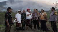 BUPATI Karangasem, I Gede Dana, bersama Kapolres dan Dandim 1623/Karangasem menuju ke lokasi dekat titik api di Banjar Bantas, Baturinggit. Foto: ist BUPATI Karangasem, I Gede Dana, bersama Kapolres dan Dandim 1623/Karangasem menuju ke lokasi dekat titik api di Banjar Bantas, Baturinggit. Foto: ist