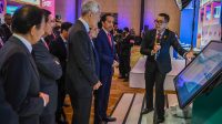 DIREKTUR Utama PT PLN (Persero), Darmawan Prasodjo (kanan) saat memaparkan dihadapan Presiden Republik Indonesia, Joko Widodo; Perdana Menteri Vietnam, Pham Minh Chinh; Perdana Menteri Singapura, Lee Hsien Loong; Presiden Filipina, Ferdinand Marcos Jr.; dan Sultan Brunei Darussalam, Hassanal Bolkiah, terkait langkah PLN mengakselerasi pengembangan EBT sebagai upaya mencapai Net Zero Emission dan showcase Pembangkit Listrik Tenaga Surya (PLTS) Terapung Cirata di Jawa Barat (Jabar). Foto: ist DIREKTUR Utama PT PLN (Persero), Darmawan Prasodjo (kanan) saat memaparkan dihadapan Presiden Republik Indonesia, Joko Widodo; Perdana Menteri Vietnam, Pham Minh Chinh; Perdana Menteri Singapura, Lee Hsien Loong; Presiden Filipina, Ferdinand Marcos Jr.; dan Sultan Brunei Darussalam, Hassanal Bolkiah, terkait langkah PLN mengakselerasi pengembangan EBT sebagai upaya mencapai Net Zero Emission dan showcase Pembangkit Listrik Tenaga Surya (PLTS) Terapung Cirata di Jawa Barat (Jabar). Foto: ist