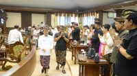 GUBERNUR Koster didampingi Ketua DPRD Bali, Nyoman Adi Wiryatama, menyapa hadirin saat memasuki ruangan untuk rapat paripurna, Senin (4/9/2023). Foto: ist GUBERNUR Koster didampingi Ketua DPRD Bali, Nyoman Adi Wiryatama, menyapa hadirin saat memasuki ruangan untuk rapat paripurna, Senin (4/9/2023). Foto: ist