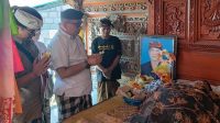 SEKRETARIS DPRD Gianyar, I Wayan Kujus Pawitra melayat ke rumah duka I Made Janji (alm), Selasa (12/9/2023). Foto: ist SEKRETARIS DPRD Gianyar, I Wayan Kujus Pawitra melayat ke rumah duka I Made Janji (alm), Selasa (12/9/2023). Foto: ist