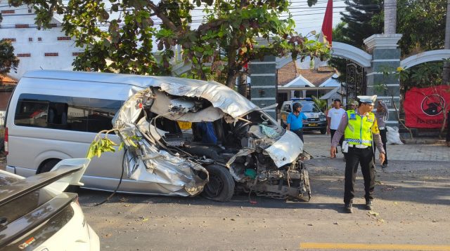 MOBIL Toyota Hiace pengangkut sepuluh wisatawan asing yang mengalami kecelakaan lalu lintas menghantam pohon, Jumat (22/9/2023). Foto: ist