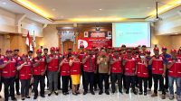 WAKIL Wali Kota Denpasar, Kadek Agus Arya Wibawa yang juga selaku Ketua Palang Merah Indonesia (PMI) Kota Denpasar melantik secara resmi pengurus PMI desa/kelurahan se-Kota Denpasar, Selasa (26/9/2023). Foto: ist WAKIL Wali Kota Denpasar, Kadek Agus Arya Wibawa yang juga selaku Ketua Palang Merah Indonesia (PMI) Kota Denpasar melantik secara resmi pengurus PMI desa/kelurahan se-Kota Denpasar, Selasa (26/9/2023). Foto: ist