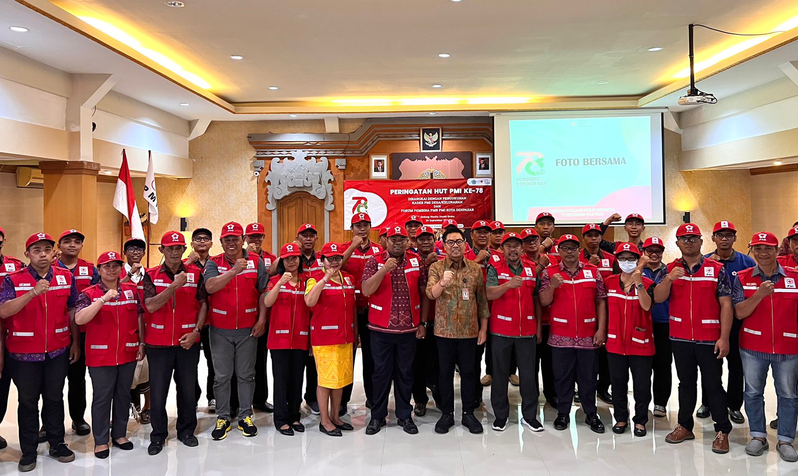 WAKIL Wali Kota Denpasar, Kadek Agus Arya Wibawa yang juga selaku Ketua Palang Merah Indonesia (PMI) Kota Denpasar melantik secara resmi pengurus PMI desa/kelurahan se-Kota Denpasar, Selasa (26/9/2023). Foto: ist