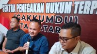KETUA Bawaslu Kota Mataram, Muhammad Yusril; (tengah) bersama Bambang Suprayogi (kanan) dan Efendi. Foto: ist KETUA Bawaslu Kota Mataram, Muhammad Yusril; (tengah) bersama Bambang Suprayogi (kanan) dan Efendi. Foto: ist