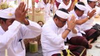 WALI Kota Denpasar, Jaya Negara, mengikuti persembahyangan serangkaian Karya Ngeratep, Melaspas, dan Pasupati Sesuhunan di Pura Pererepan Mertasari, Banjar Tohpati, Desa Kesiman Kertalangu. Foto: ist WALI Kota Denpasar, Jaya Negara, mengikuti persembahyangan serangkaian Karya Ngeratep, Melaspas, dan Pasupati Sesuhunan di Pura Pererepan Mertasari, Banjar Tohpati, Desa Kesiman Kertalangu. Foto: ist