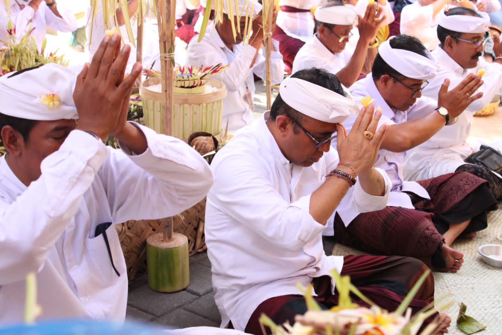 WALI Kota Denpasar, Jaya Negara, mengikuti persembahyangan serangkaian Karya Ngeratep, Melaspas, dan Pasupati Sesuhunan di Pura Pererepan Mertasari, Banjar Tohpati, Desa Kesiman Kertalangu. Foto: ist
