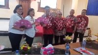 KETUA MKKS SMP Kota Denpasar, Ni Nengah Sujani (paling kiri), bersama Bendahara Ni Nyoman Suci, foto bersama rombongan MKKS SMP Kota Badung, dan Disdik Kota Badung saat kunjungan (studi bading) ke MKKS SMP Kota Denpasar diterima di SMPN 3 Denpasar, Rabu (27/9/2023). Foto: ist KETUA MKKS SMP Kota Denpasar, Ni Nengah Sujani (paling kiri), bersama Bendahara Ni Nyoman Suci, foto bersama rombongan MKKS SMP Kota Badung, dan Disdik Kota Badung saat kunjungan (studi bading) ke MKKS SMP Kota Denpasar diterima di SMPN 3 Denpasar, Rabu (27/9/2023). Foto: ist