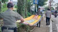 PENERTIBAN spanduk yang melanggar perda, Jumat (29/9). Foto: ist PENERTIBAN spanduk yang melanggar perda, Jumat (29/9). Foto: ist