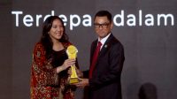 STAF Khusus Presiden RI sekaligus CEO Trans Digital Lifestyle Group, Putri Tanjung (kiri) saat memberikan penghargaan pada Direktur Utama (Dirut) PLN Darmawan Prasodjo. Foto: ist STAF Khusus Presiden RI sekaligus CEO Trans Digital Lifestyle Group, Putri Tanjung (kiri) saat memberikan penghargaan pada Direktur Utama (Dirut) PLN Darmawan Prasodjo. Foto: ist