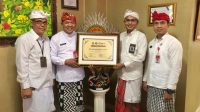 KEPALA BPMP Provinsi Bali, I Made Alit Dwitama, bersama Kepala BGP Provinsi Bali, I Wayan Surata, menyerahkan piagam penghargaan kepada Dinas Pendidikan Kabupaten Tabanan atas prestasinya sebagai daerah dengan Calon Guru Penggerak Terbanyak Tahun 2023, diterima Kepala Dinas Pendidikan Kabupaten Tabanan, I Gusti Putu Ngurah Darma Utama, Jumat (29/9/2023). Foto: ist KEPALA BPMP Provinsi Bali, I Made Alit Dwitama, bersama Kepala BGP Provinsi Bali, I Wayan Surata, menyerahkan piagam penghargaan kepada Dinas Pendidikan Kabupaten Tabanan atas prestasinya sebagai daerah dengan Calon Guru Penggerak Terbanyak Tahun 2023, diterima Kepala Dinas Pendidikan Kabupaten Tabanan, I Gusti Putu Ngurah Darma Utama, Jumat (29/9/2023). Foto: ist